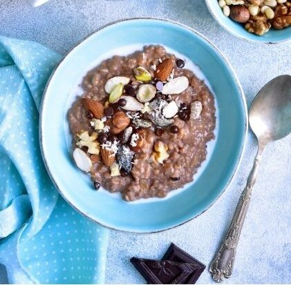 Gezond en lekker ontbijt choco quinoapap met hazelnoten