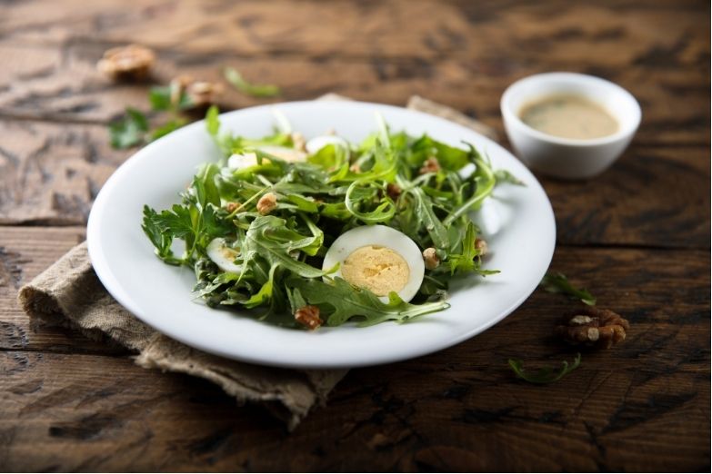 Lekkere en gezonde lunch salade met ei en walnoot